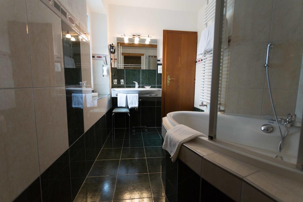 Hotel De La Truite & Spa Le Petit Nautilus Le Pont ห้อง รูปภาพ