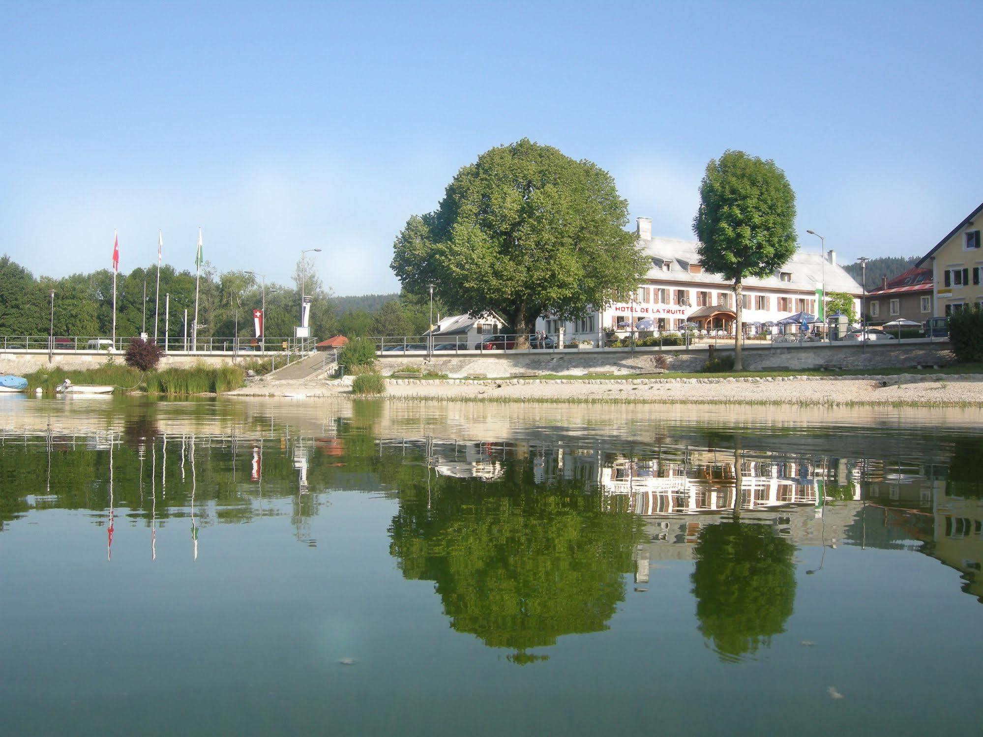 Hotel De La Truite & Spa Le Petit Nautilus Le Pont ภายนอก รูปภาพ
